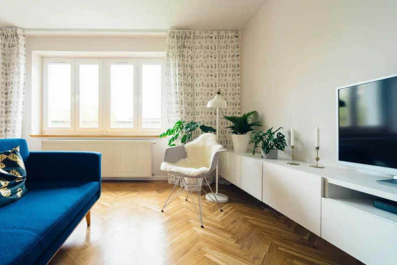 Soggiorno luminoso con parquet